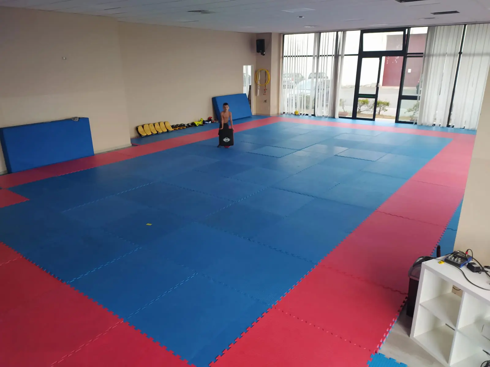 La sala tatami della Bellator Eretum Academy con materassine blu e rosse