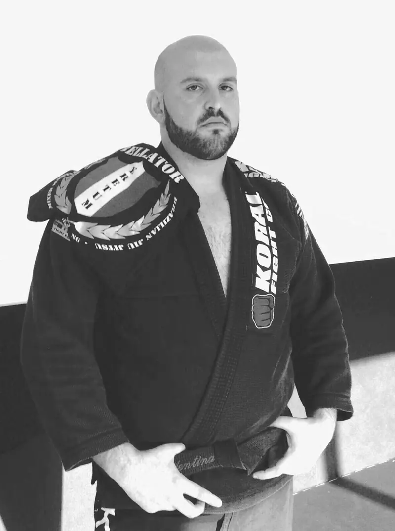 Alessandro Frezza in kimono nero con lo stemma Bellator Eretum sulla spalla