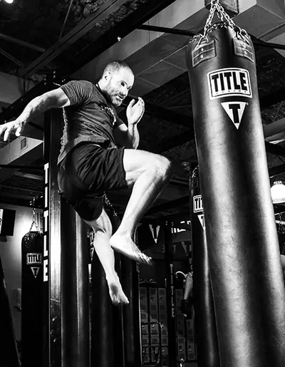 Allenamento di kick boxing con i guantoni